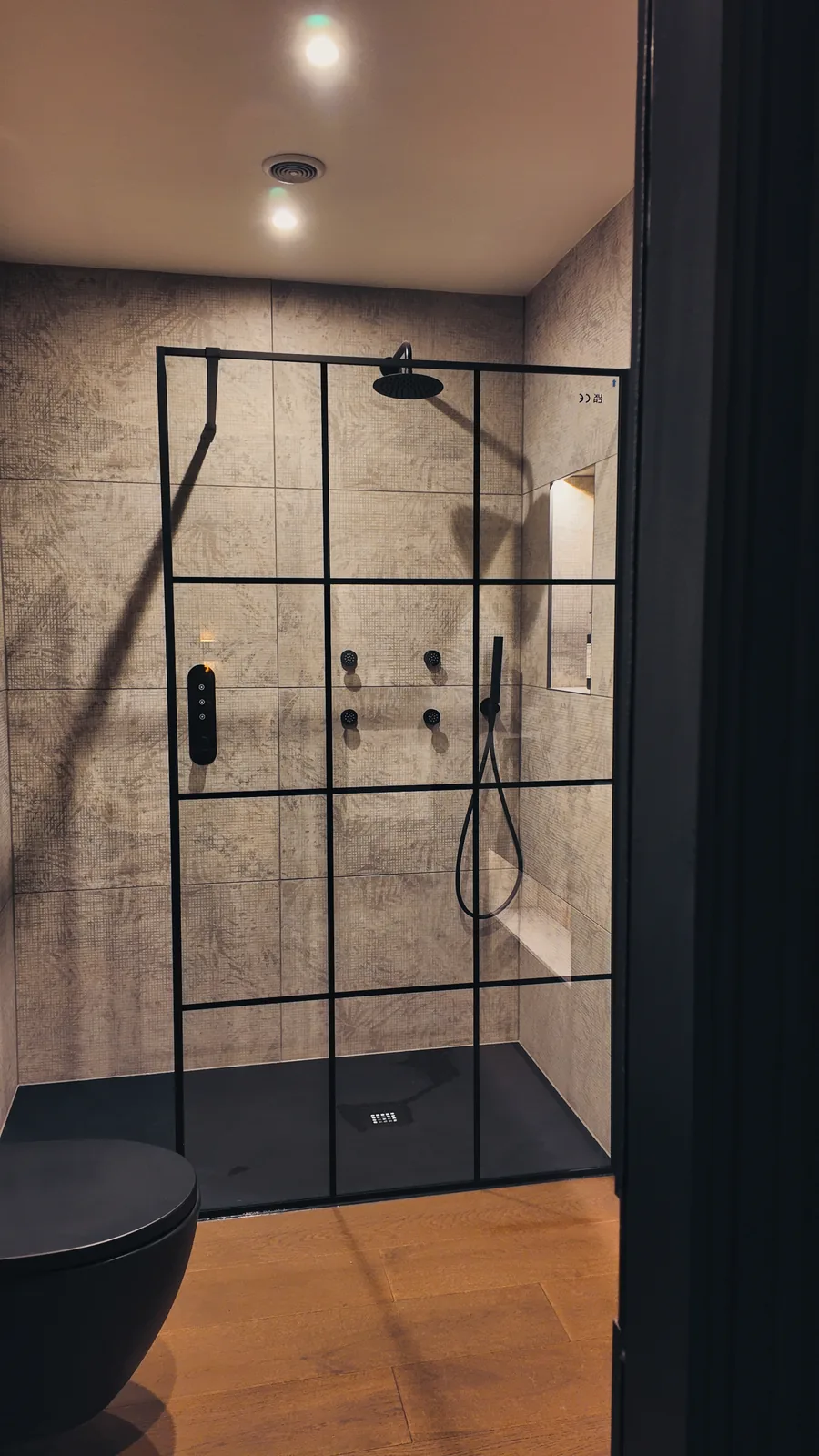Separate ensuite shower in Louis XIV